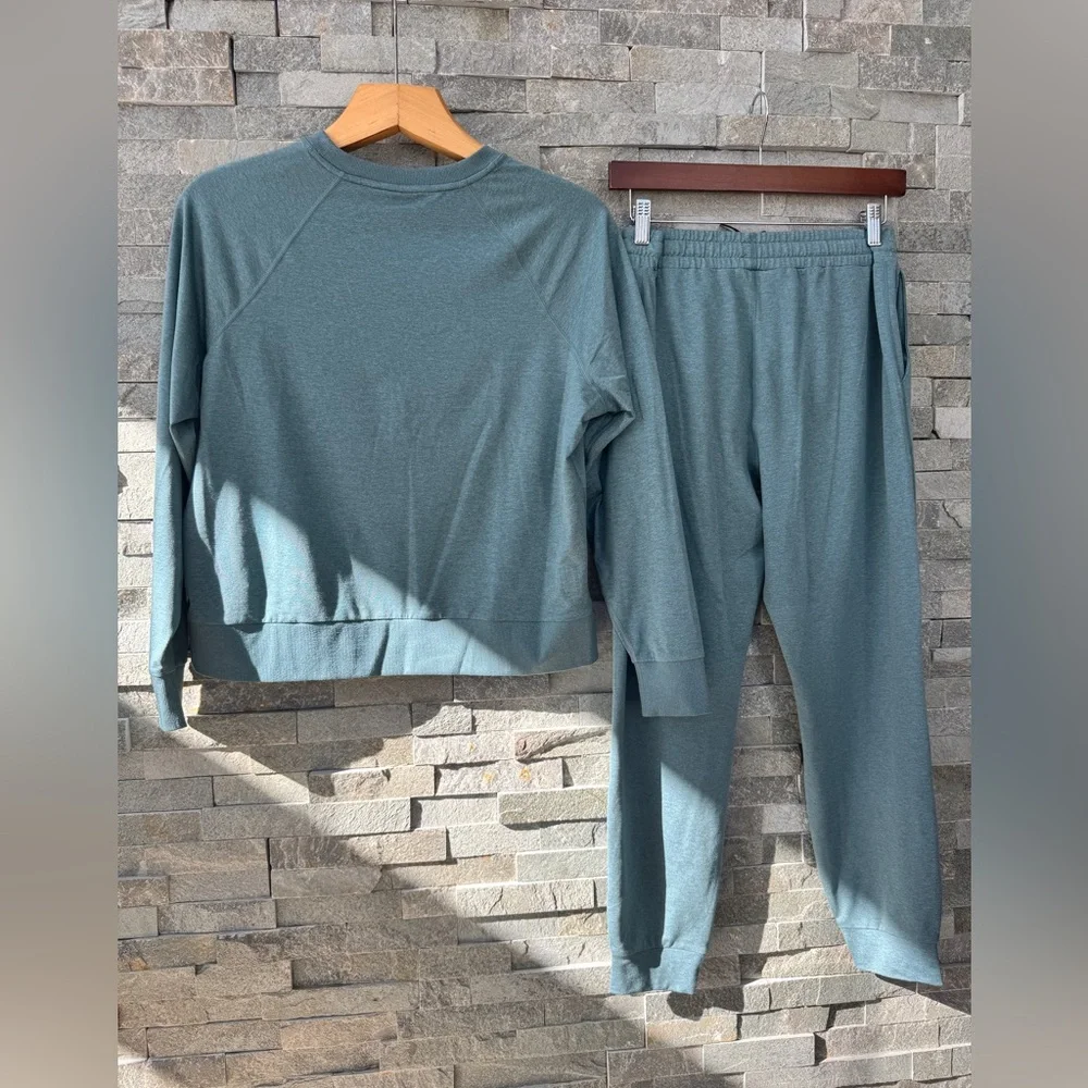 VUORI WOMEN'S DAYDREAM CREW AND JOGGER SET SMOKE BLUE SMALL - Picture 4 of 16